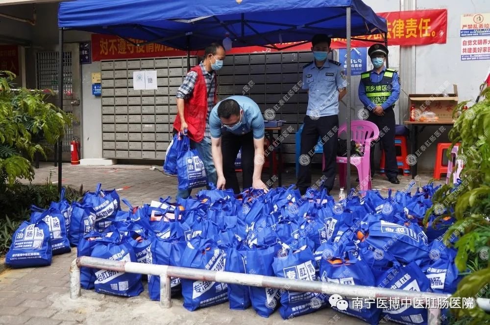 獻愛心·戰(zhàn)疫情|我院支部走進安吉華都小區(qū)開展捐物活動